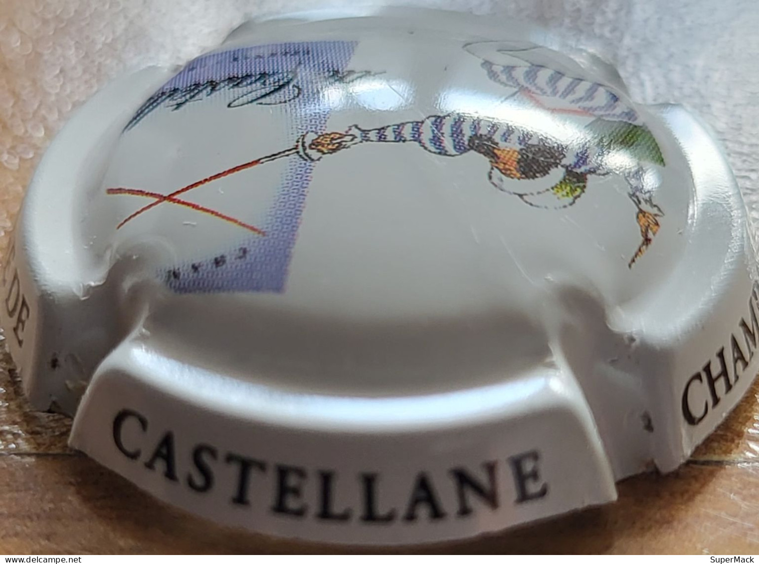 Capsule Champagne DE CASTELLANE Série Mousquetaire, Ecriture Sur Contour, Blanc, N°087g - De Castellane