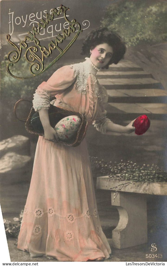 FÊTES - VŒUX - Joyeuses Pâques - Femme Cachant Des œufs - Carte Postale Ancienne - Easter