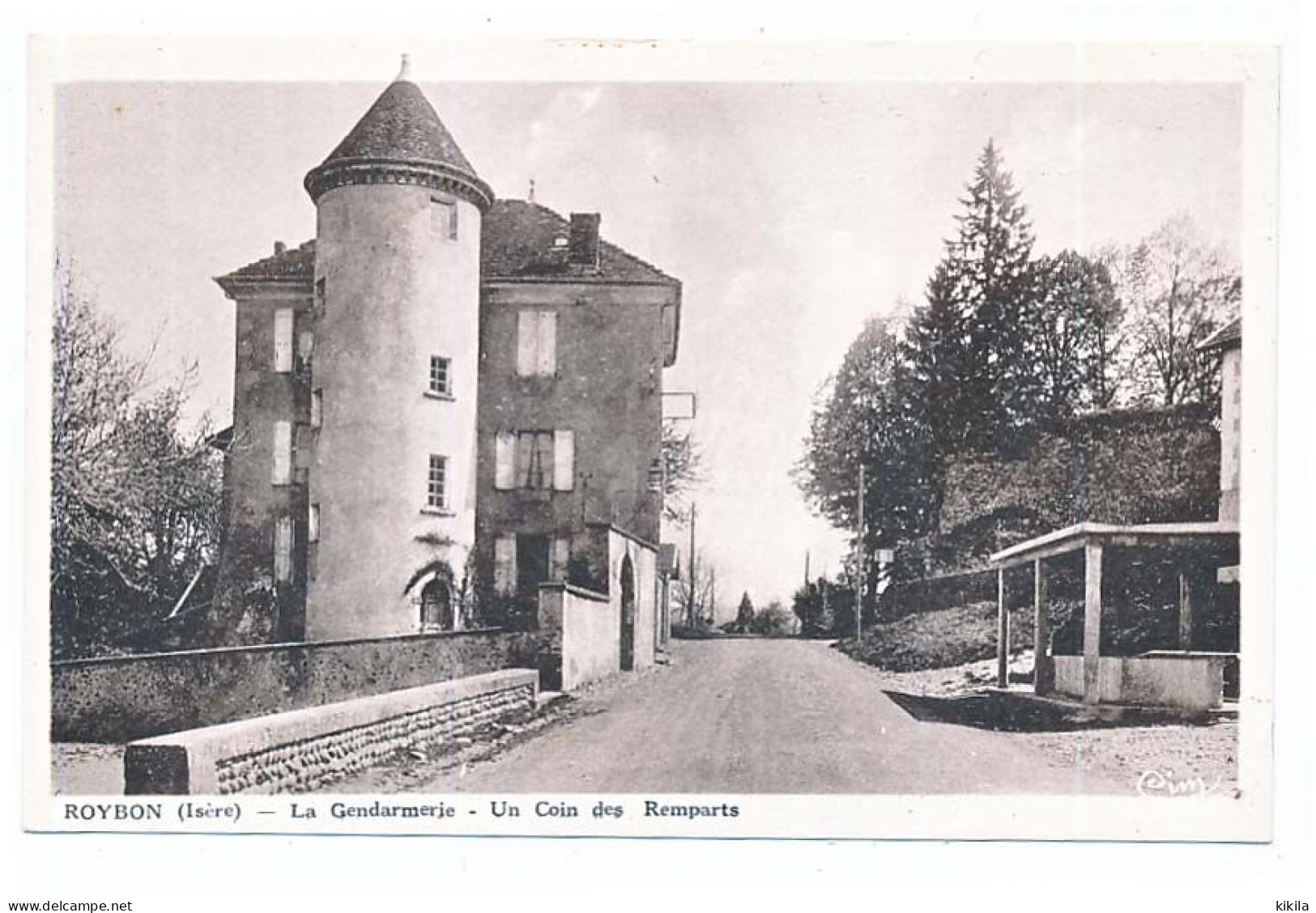 CPSM 9 X 14 Isère ROYBON La Gendarmerie - Un Coin Des Remparts - Roybon