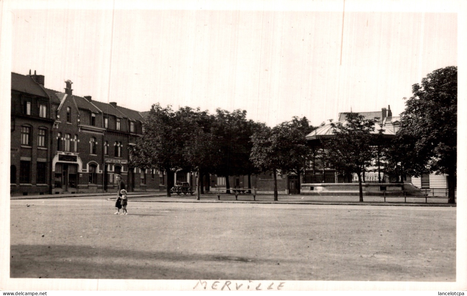 59 - MERVILLE / PLACE DU KIOSQUE - Merville