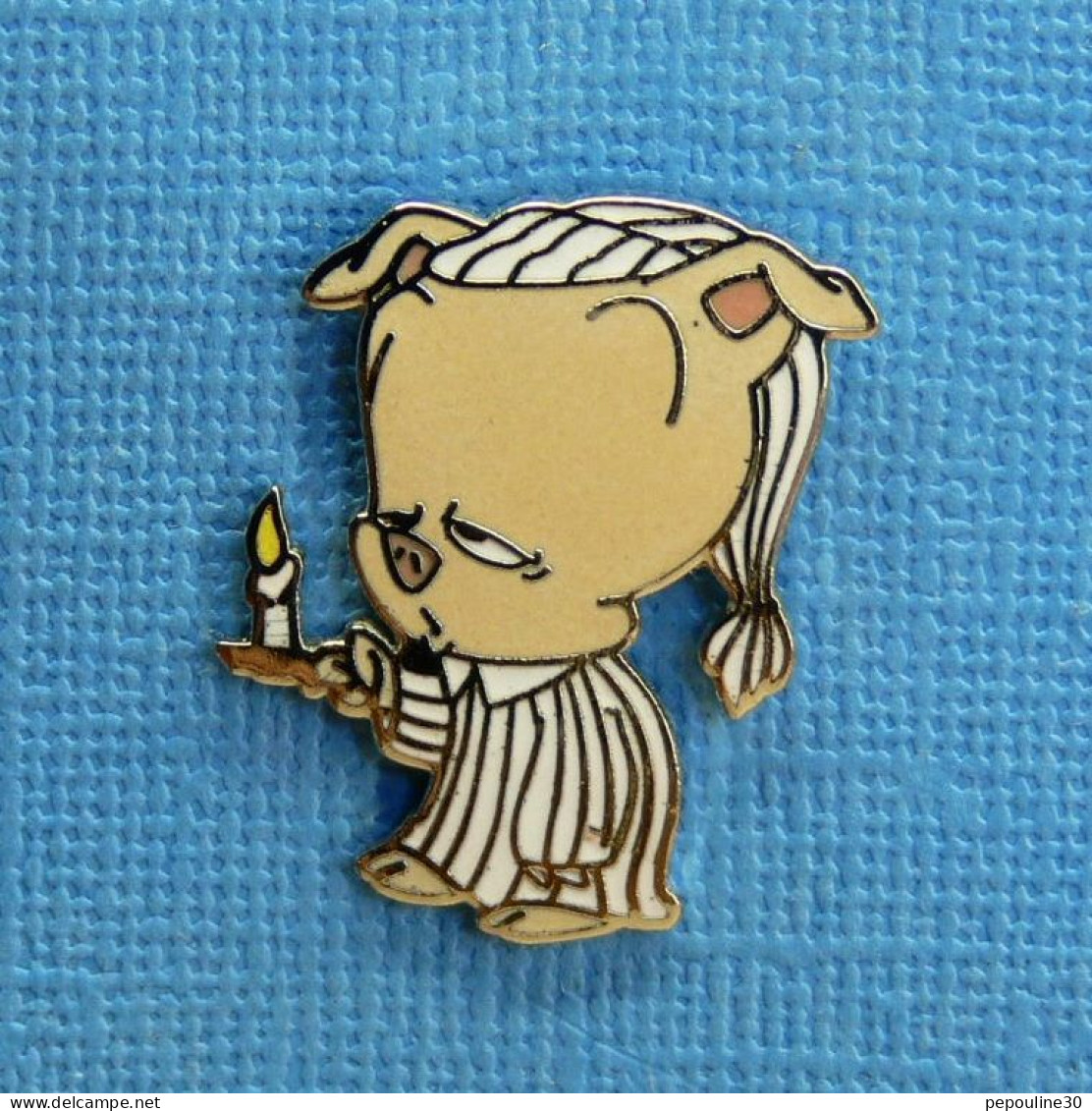 1 PIN'S /  ** LOONEY TUNES " PORKY " AVEC SA BOUGIE / WARNER BROS ** . (Démons & Merveilles ™ Warner Bros INC) - Films