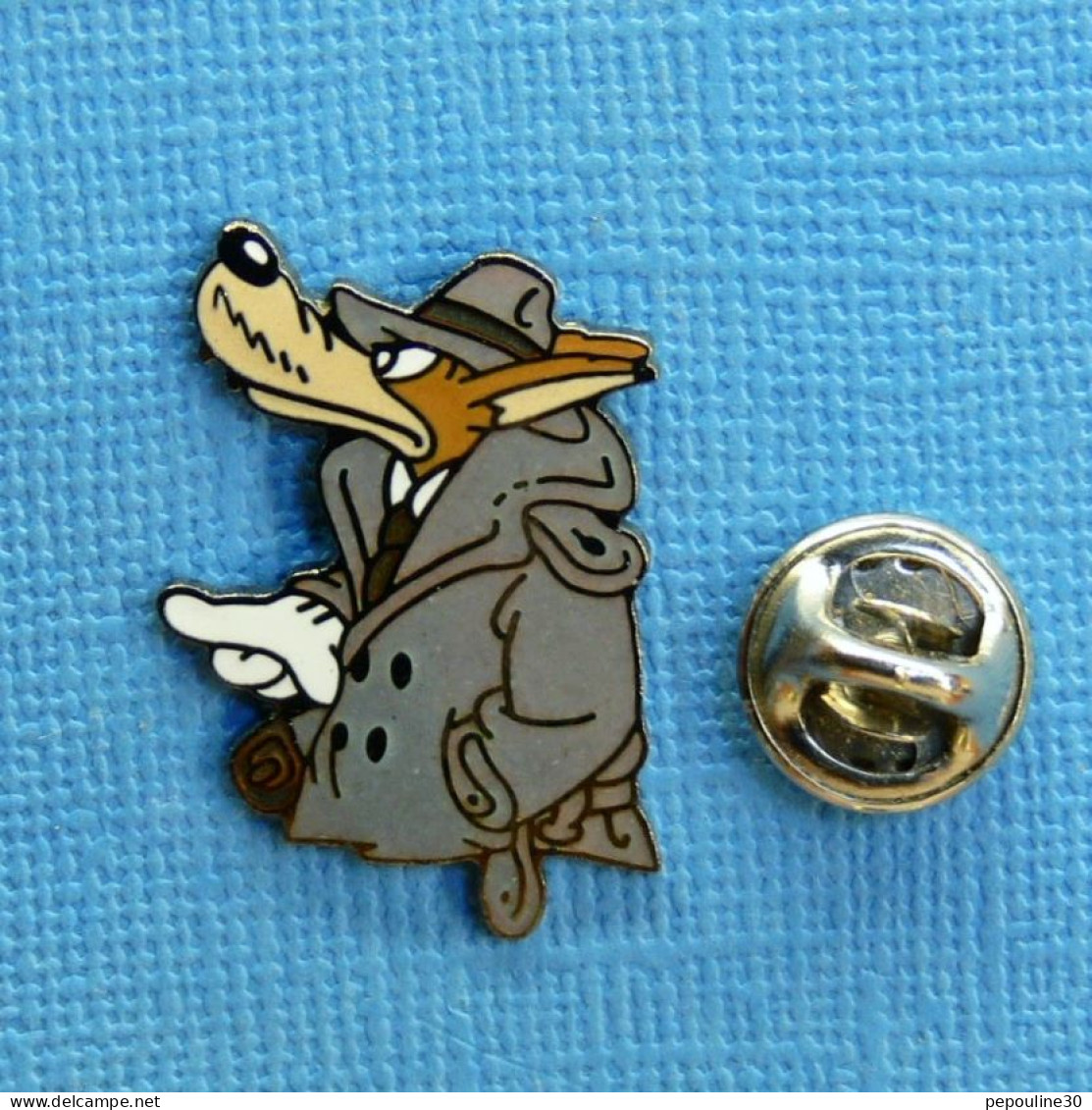 1 PIN'S /  ** TEX AVERY / LE LOUP EN INSPECTEUR ** . (© 1991 Tuner Ent CO Démons & Merveilles).  - Cinema