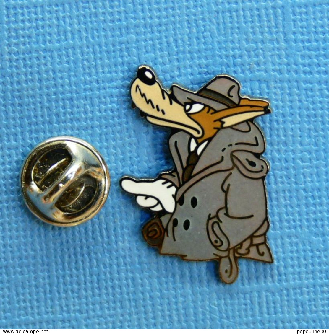 1 PIN'S /  ** TEX AVERY / LE LOUP EN INSPECTEUR ** . (© 1991 Tuner Ent CO Démons & Merveilles).  - Cinéma