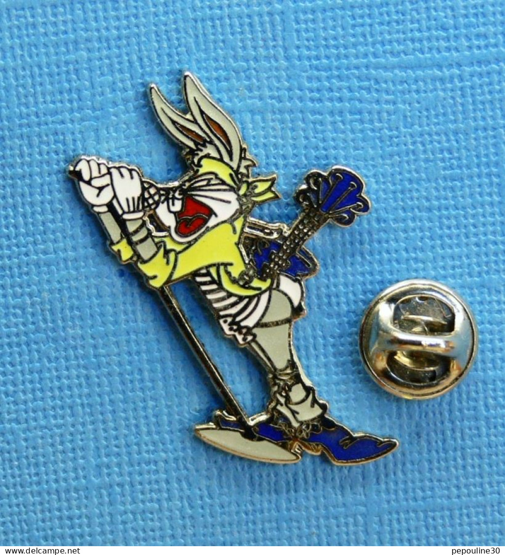 1 PIN'S /  ** LOONEY TUNES " BUGS BUNNY " CHANTEUR - ROCKEUR ** . (™ & © 1992 Warner Bros INC Démons & Merveilles).  - Filmmanie