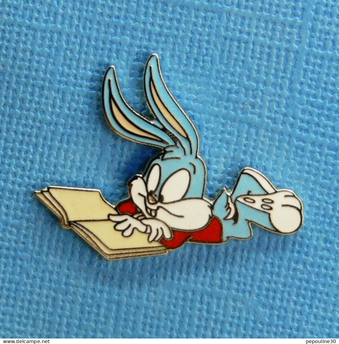 1 PIN'S /  ** LOONEY TUNES BABY / BUNNY EN PLEINE LECTURE ** . (Démons & Merveilles ™ & © 1991 Warner Bros INC).  - Filmmanie