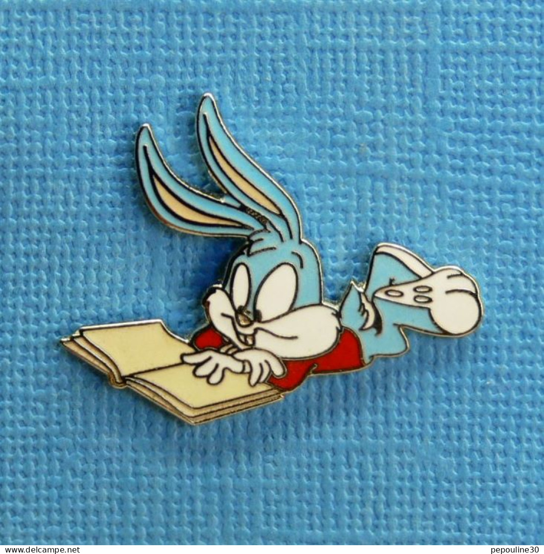 1 PIN'S /  ** LOONEY TUNES BABY / BUNNY EN PLEINE LECTURE ** . (Démons & Merveilles ™ & © 1991 Warner Bros INC).  - Filmmanie