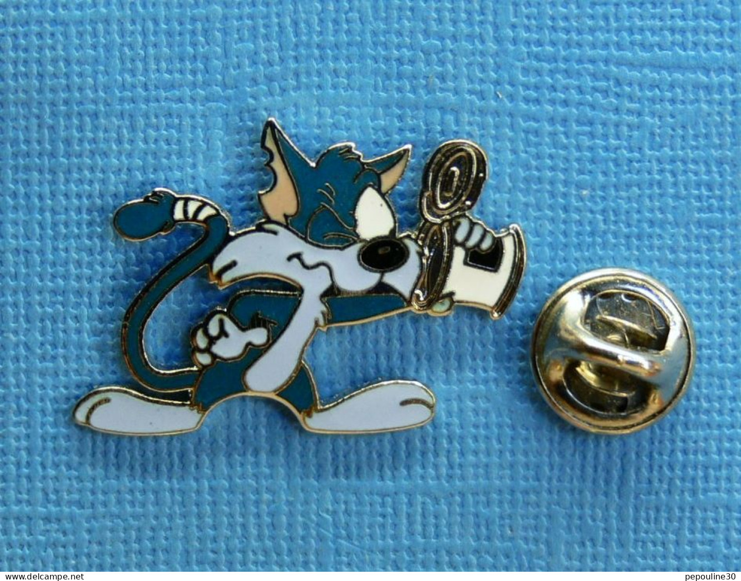 1 PIN'S /  ** LOONEY TUNES / CHAT FURRBALL ** . (Démons & Merveilles ™ & © 1991 Warner Bros INC).  - Cinéma