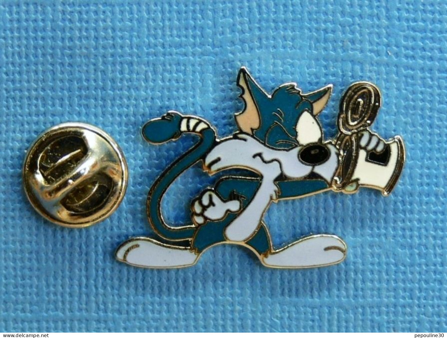 1 PIN'S /  ** LOONEY TUNES / CHAT FURRBALL ** . (Démons & Merveilles ™ & © 1991 Warner Bros INC).  - Filmmanie