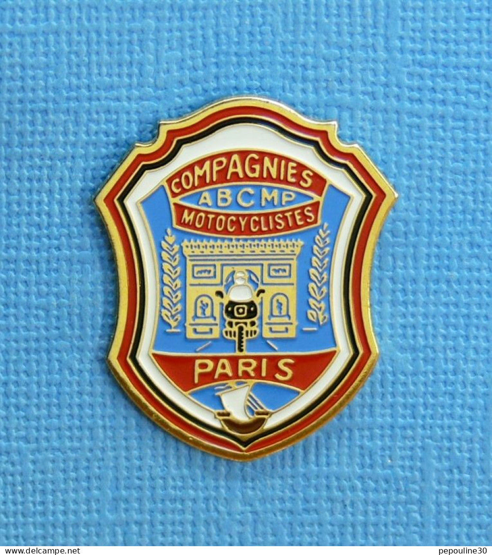 1 PIN'S /  ** COMPAGNIES MOTOCYCLISTES DE LA PRÉFECTURE DE POLICE DE PARIS ** . (Logo-Motiv) - Police