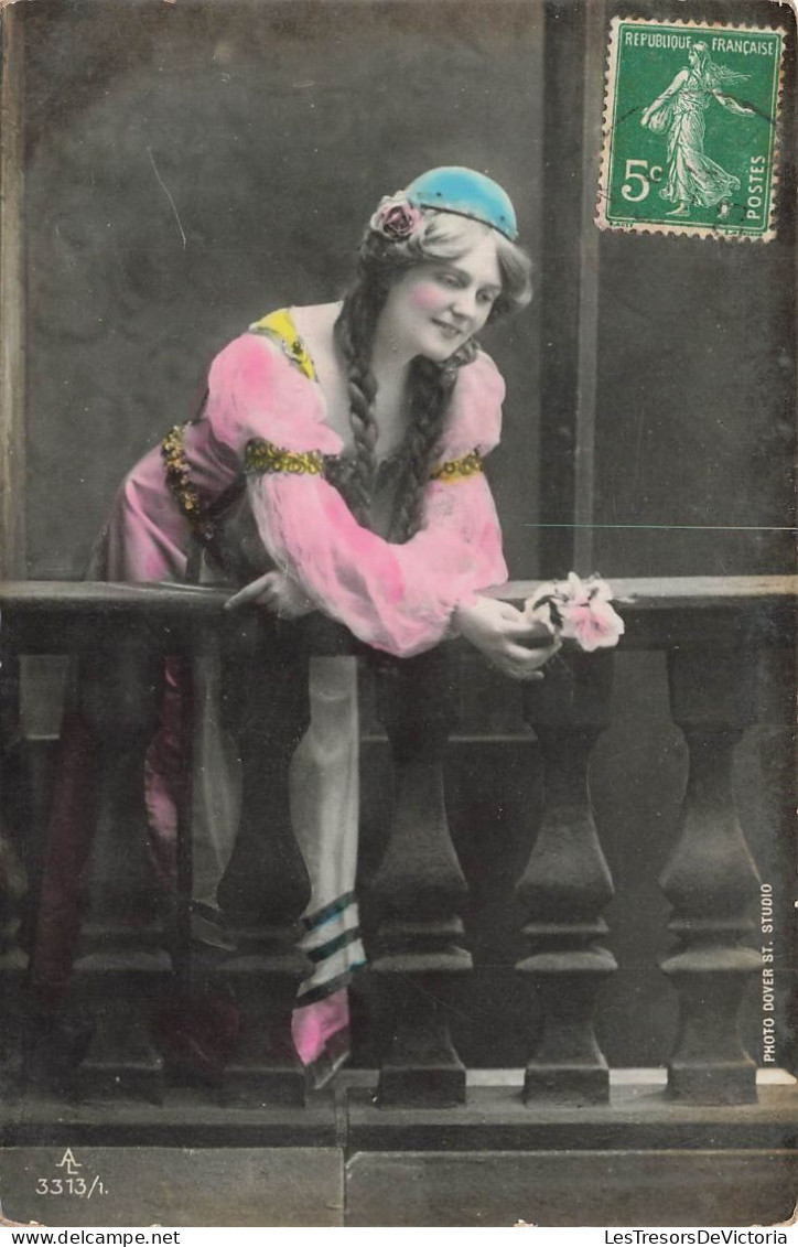 FANTAISIES - Femme - Seule Tenant Une Fleur Dans Sa Main - Carte Postale Ancienne - Frauen