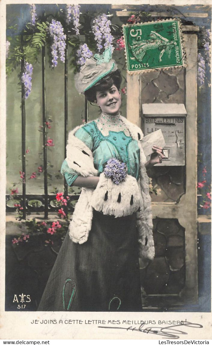 FANTAISIES - Femme - Tenant Une Lettre - Je Joins Cette Lettre Mes Meilleurs Baisers - Carte Postale Ancienne - Frauen