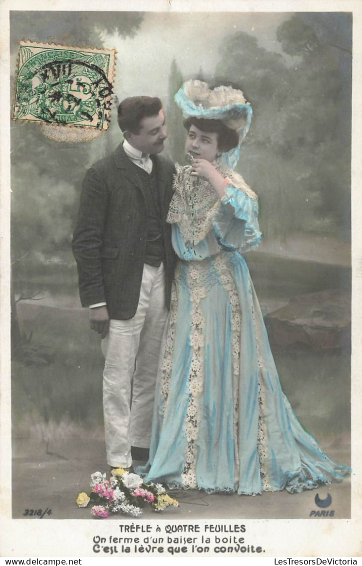 COUPLES- Trèfle à Quatre Feuilles On Terme D'un Baiser La Boite C'est La Lèvre Que L'on Convoite- Carte Postale Ancienne - Paare