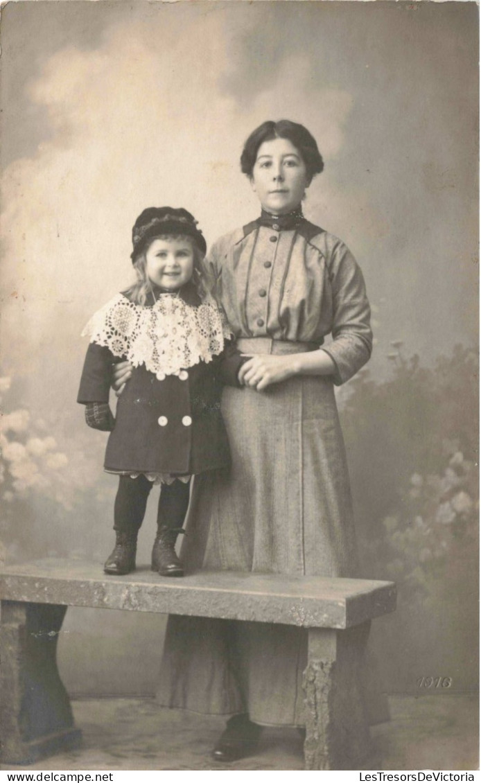 PHOTOGRAPHIE - Femme - Enfant - Fille - Robe - Mère Et Fille - Carte Postale Ancienne - Photographs