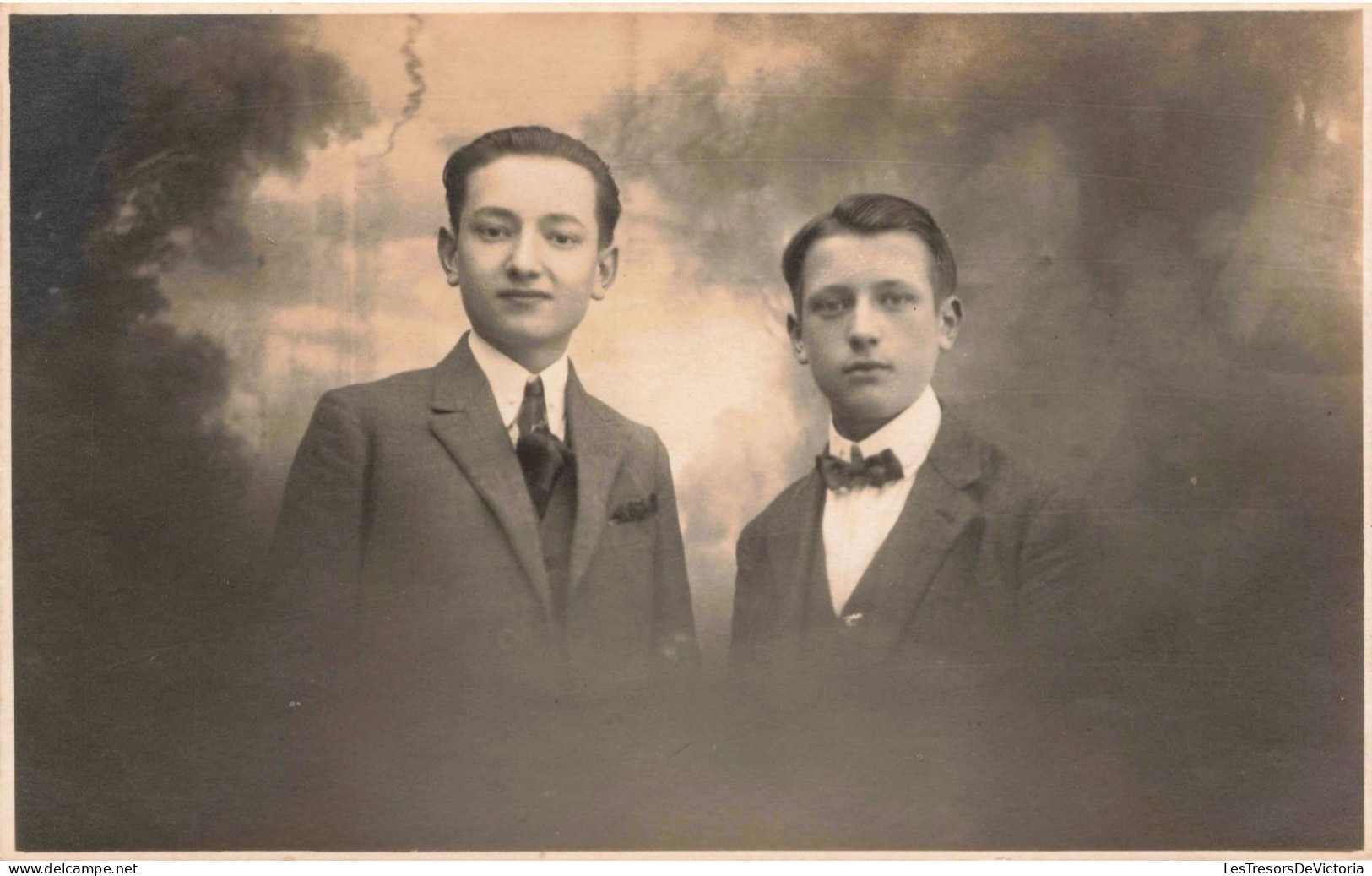 PHOTOGRAPHIE - Jeune Hommes - Costumes - Cravate - Nœud Papillon - Carte Postale Ancienne - Photographie
