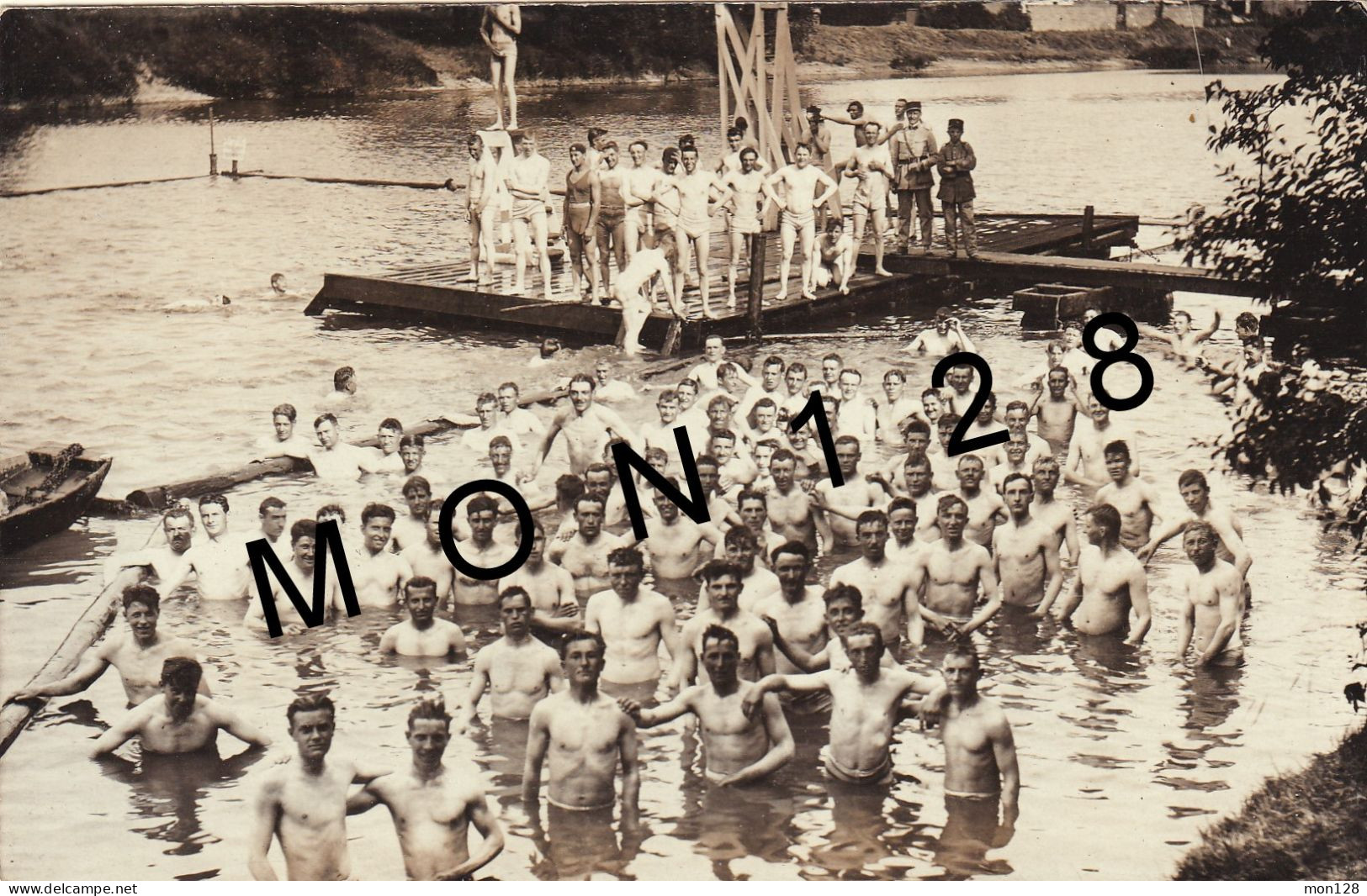 NATATION - HOMMES  - MILITAIRES ? ENTRAINEMENT - PLAN D'EAU -  LIEU A IDENTIFIER - PHOTO CARTE - Natación