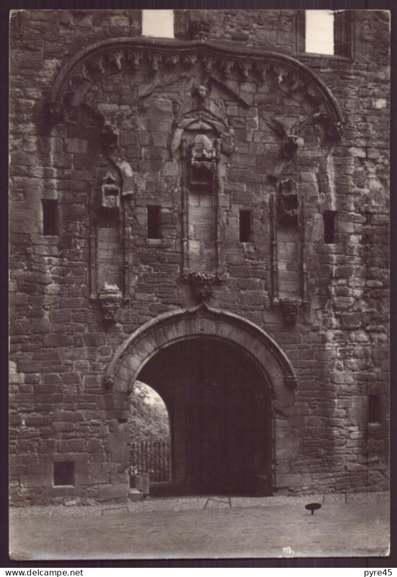 GRANDE BRETAGNE LINLITHGOW PALACE THE EAST ENTRANCE TO THE CLOSE - West Lothian