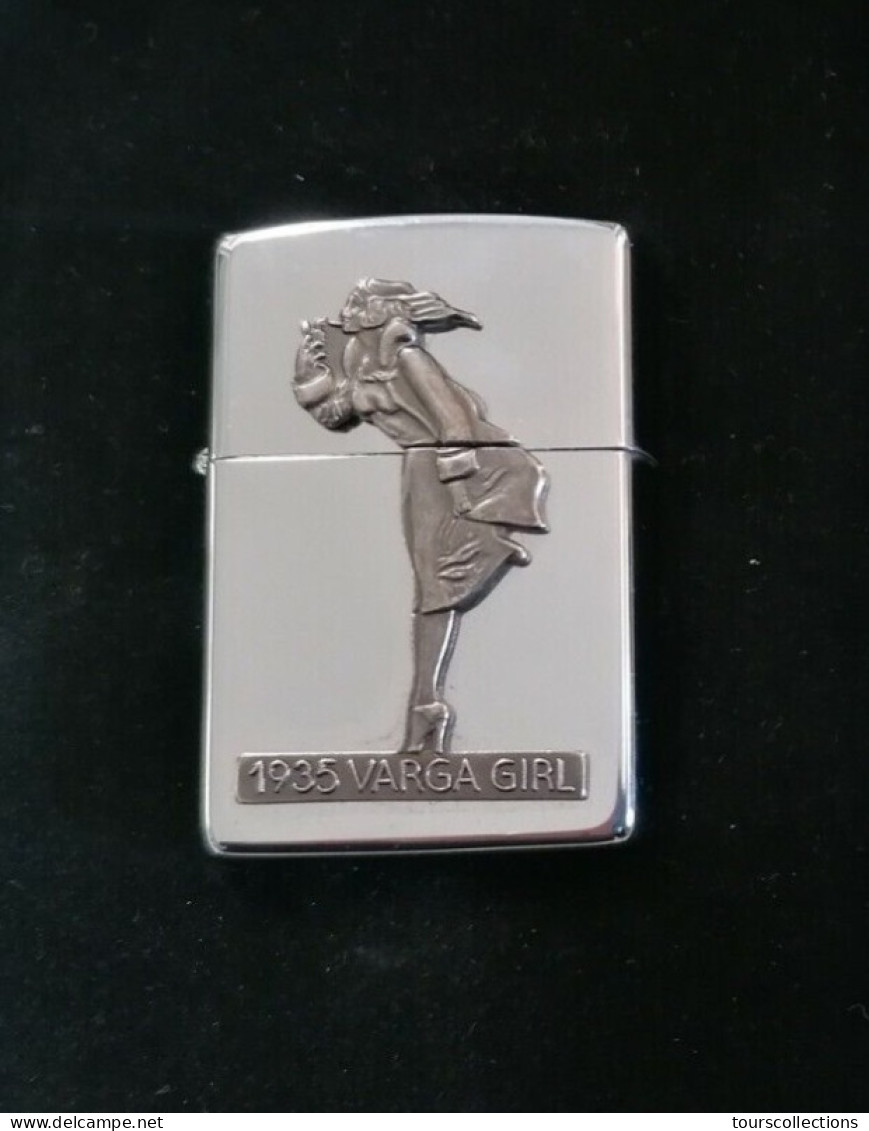 BRIQUET ANCIEN ESSENCE ZIPPO 1993 ( A IX) VARGA GIRL 1935 Femme En Relief Allumant Sa Cigarette Face Au Vent - Zippo