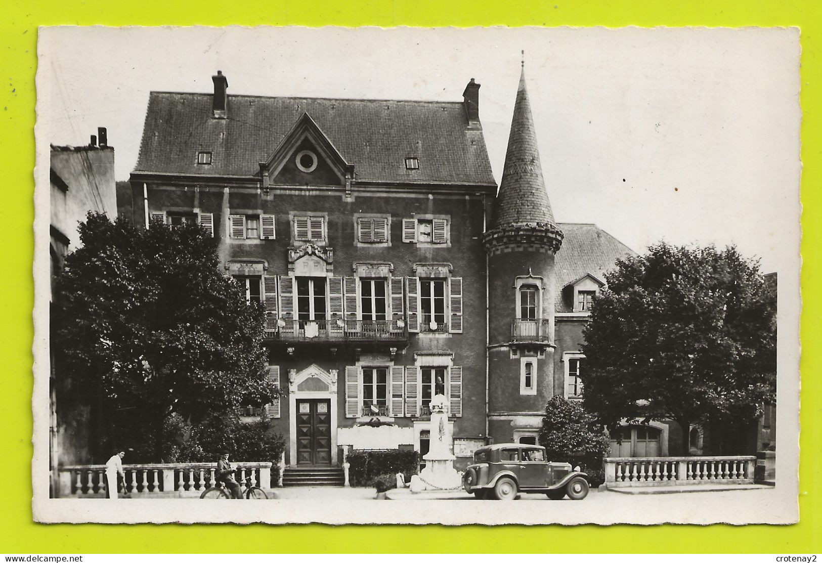 42 BOURG ARGENTAL La Mairie VOIR ZOOMS Belle Auto Ancienne Marque ? Vélo Et Employé Avec Balai VOIR DOS - Bourg Argental