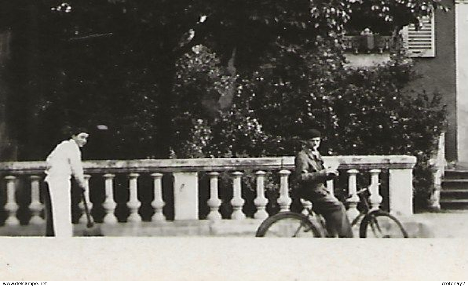 42 BOURG ARGENTAL La Mairie VOIR ZOOMS Belle Auto Ancienne Marque ? Vélo Et Employé Avec Balai VOIR DOS - Bourg Argental