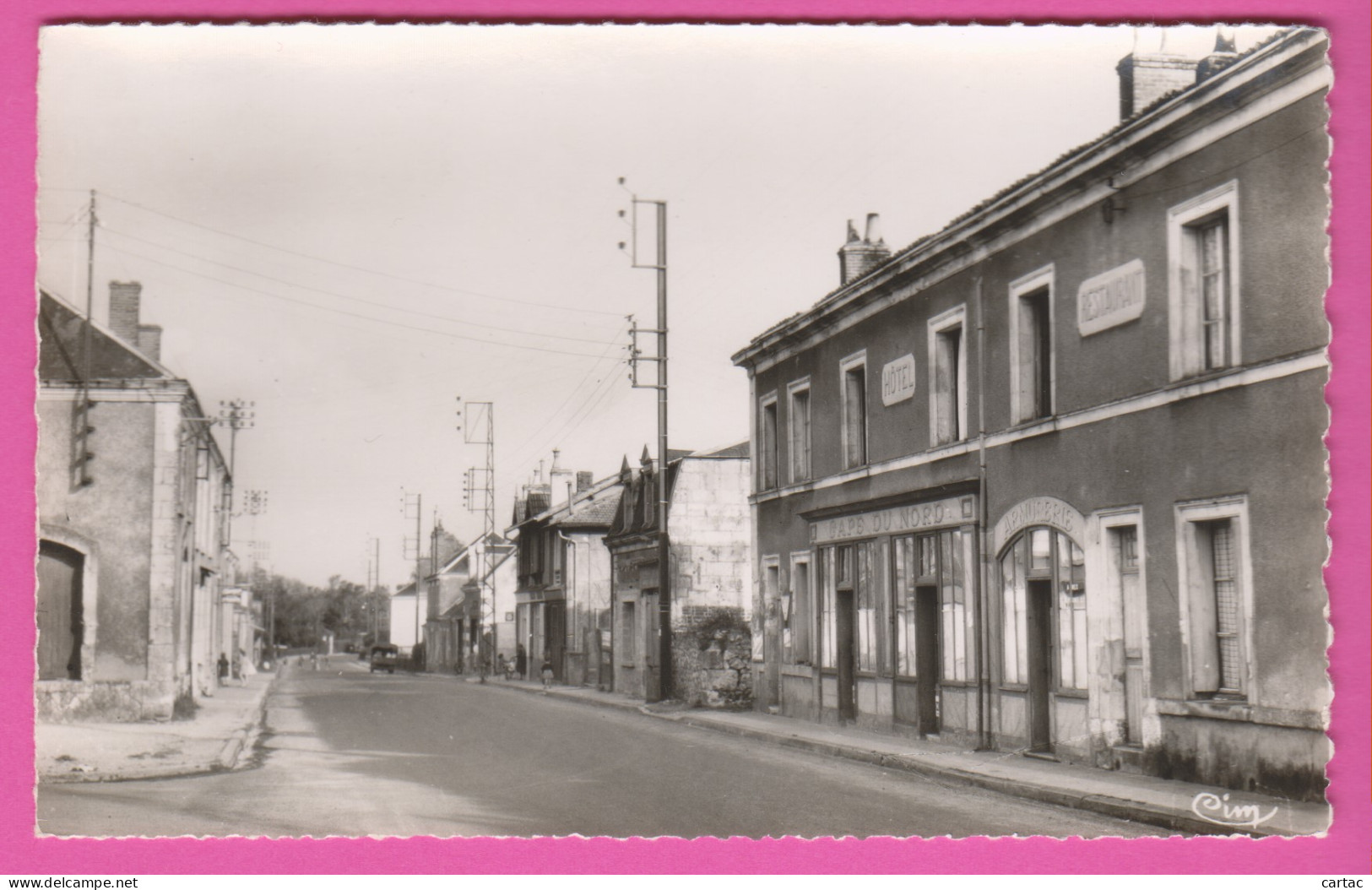 D41 - ST AMAND DE VENDÔME - RUE DE LA GARE - Café Du Nord - Armurerie - CPM Dentelée Petit Format En Noir Et Blanc - Saint Amand Longpre