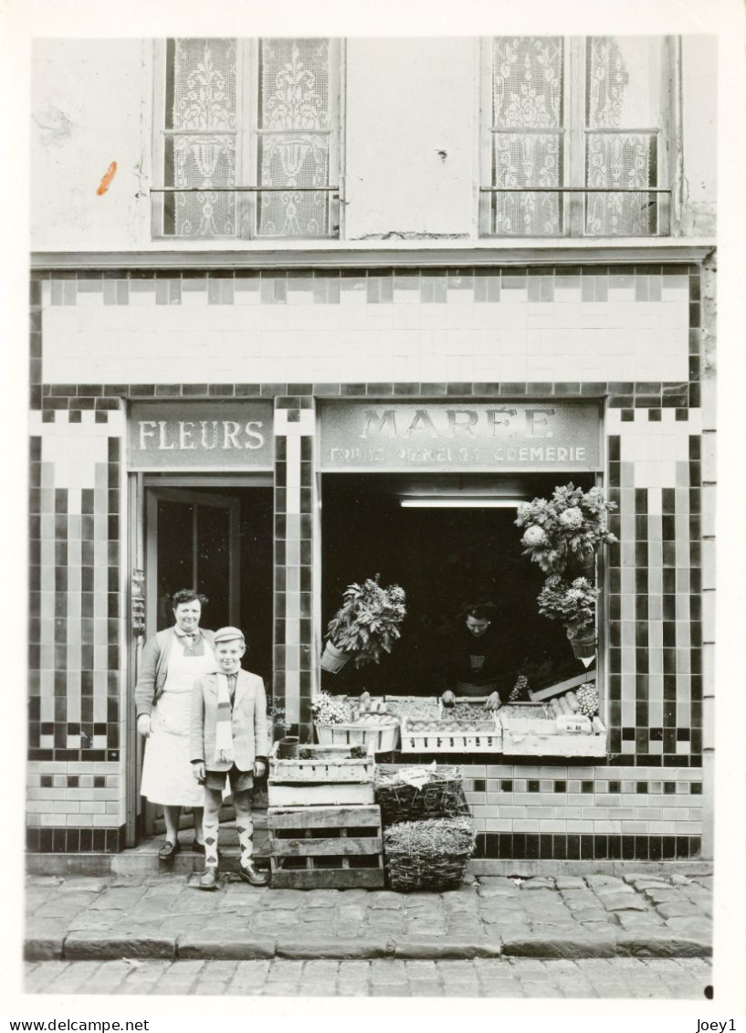 Photo Famille Devant épicerie Format 13/18 - Personnes Anonymes