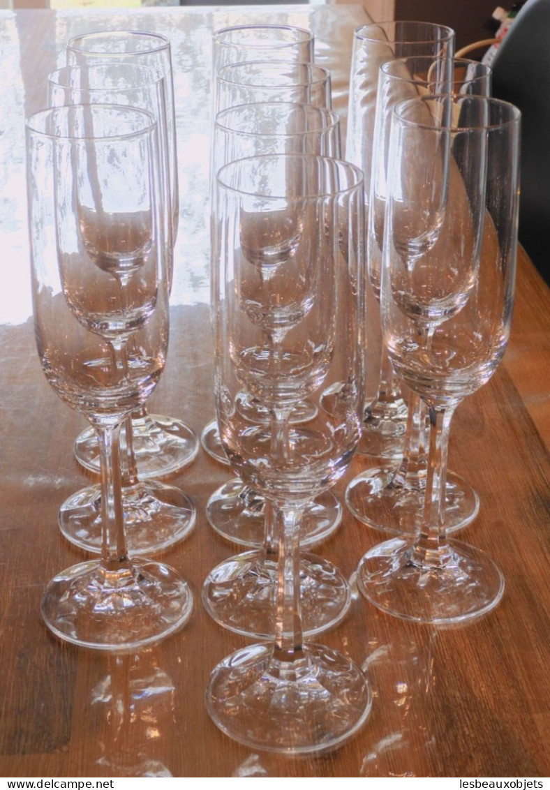 -10 FLUTES A CHAMPAGNE en VERRE SANS MARQUE VISIBLE collection Vitrine   E