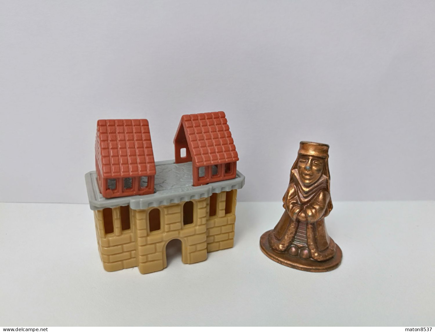 Kinder : K98 N101  Die Alte Burg 1997 - Hofdame Mit Haus - Messing - Figurines En Métal