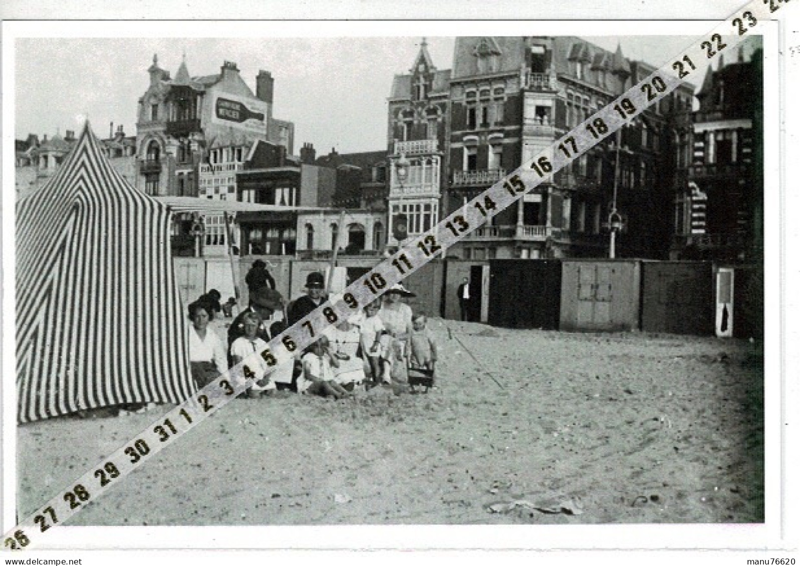 Reproduction Récente Photo : France à Malo Des Bains - Personnes Sur La Plage Et Ville Derrière . . - Europe