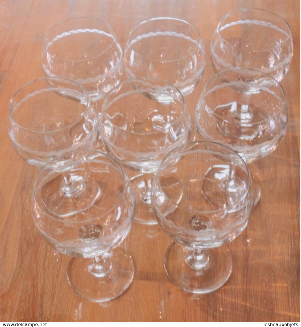 -8 VERRES BALLON à PIEDS En VERRE Avec Fine FRISE Gravée Déco TABLE 1950/60   E - Vetro & Cristallo