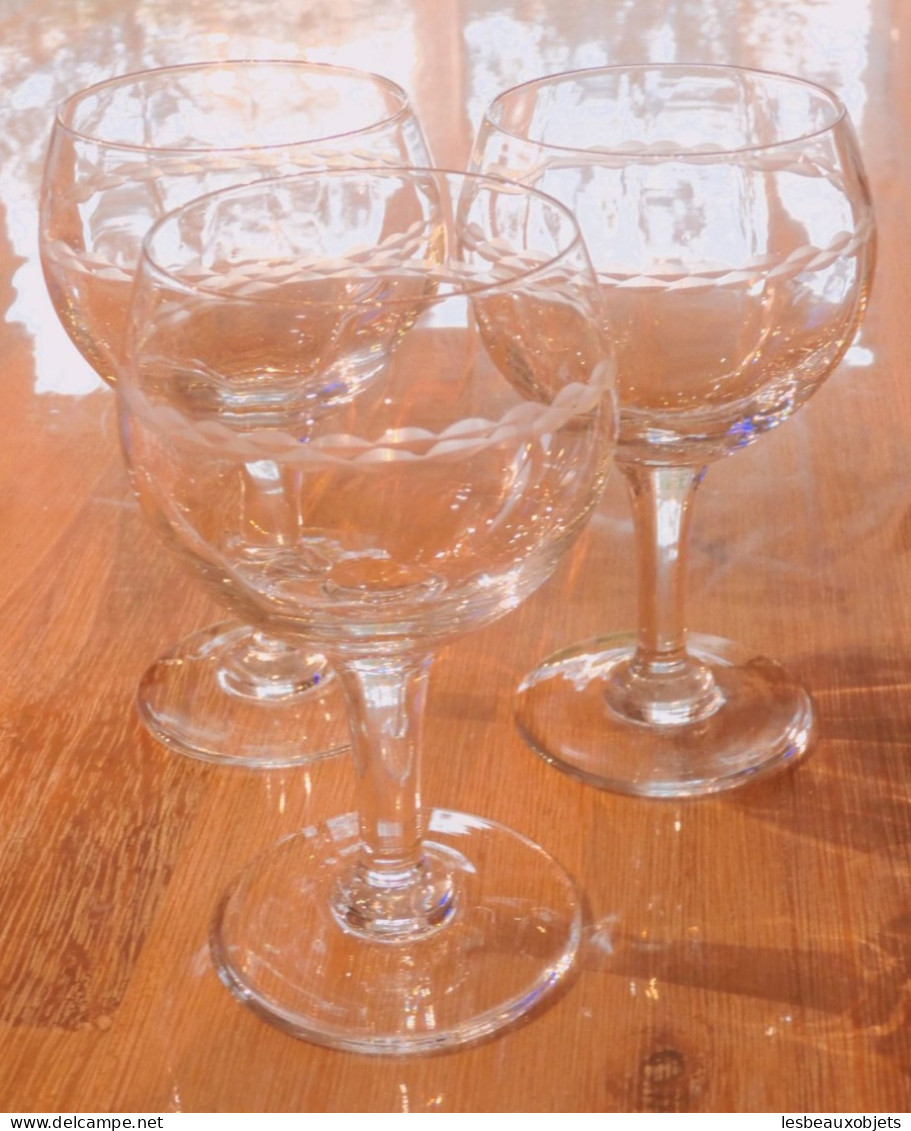 -3 GRANDS VERRES BALLON à PIEDS en VERRE avec Fine FRISE Gravée  déco 1950/60    E