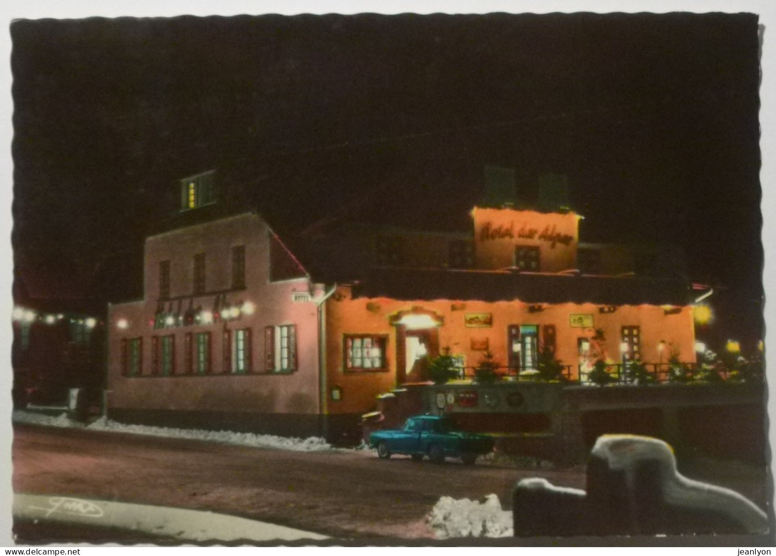 SAINT JEOIRE EN FAUCIGNY (74/Haute Savoie) - Hotel Des Alpes De Nuit - Facade Illuminee - Voiture Stationnée - Saint-Jeoire