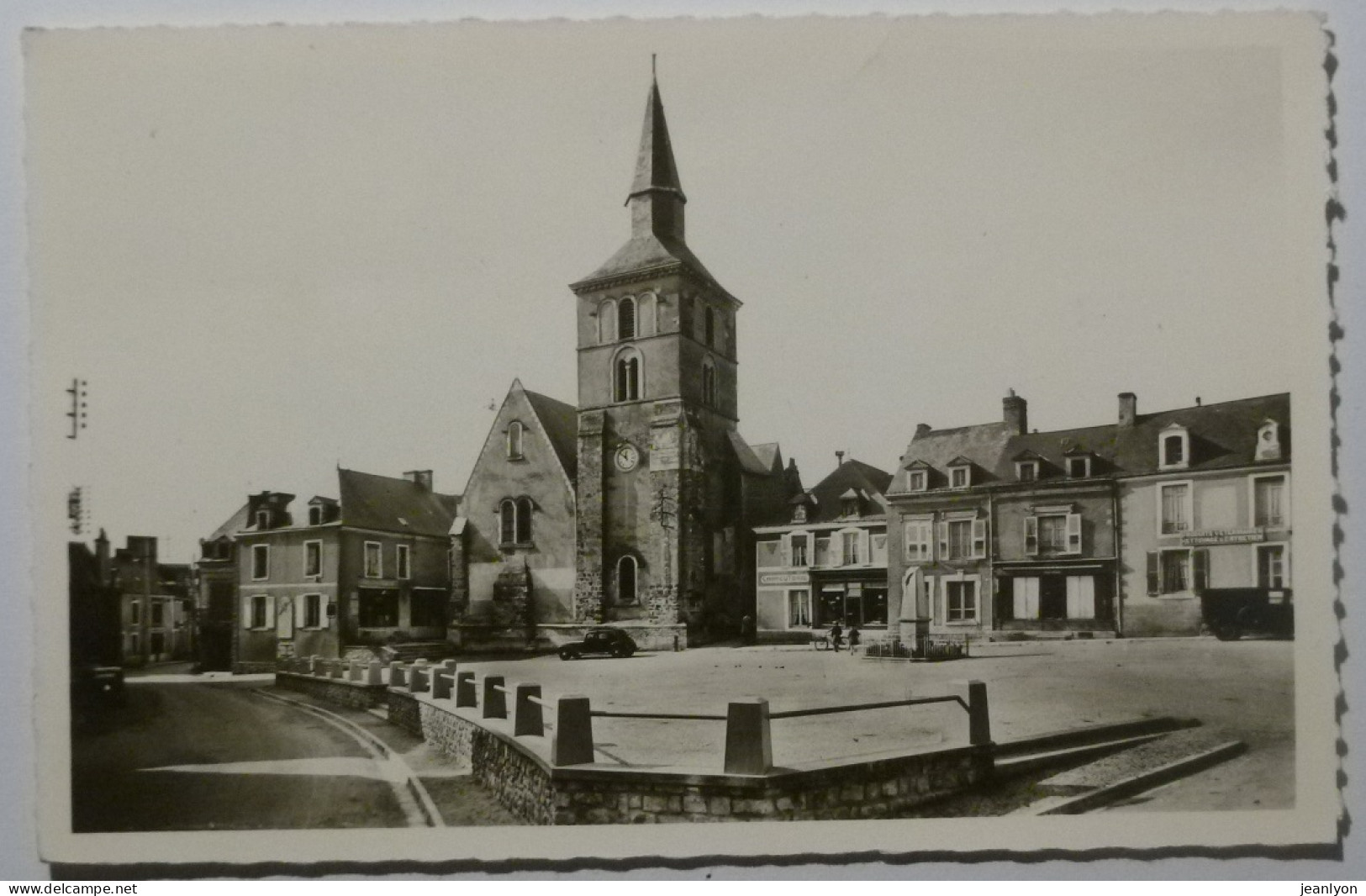 LOUE (72/Sarthe) - Place Germain Pilon - Eglise - Loue