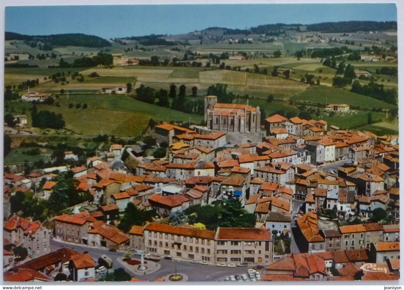 SAINT SYMPHORIEN SUR COISE (69/Rhône) - Vue Du Village, Place Au Premier Plan - Eglise Et Colline En Arrière Plan - Saint-Symphorien-sur-Coise