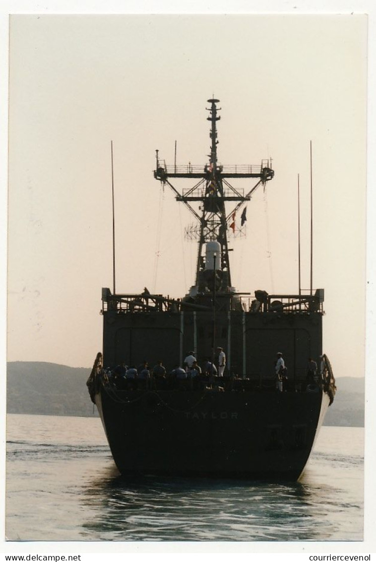 2 Photos Couleur Format Env. 10cm X 15cm - Frégate Destroyer USS Taylor FFG50 - Marseille - 29/5/1997 - Bateaux