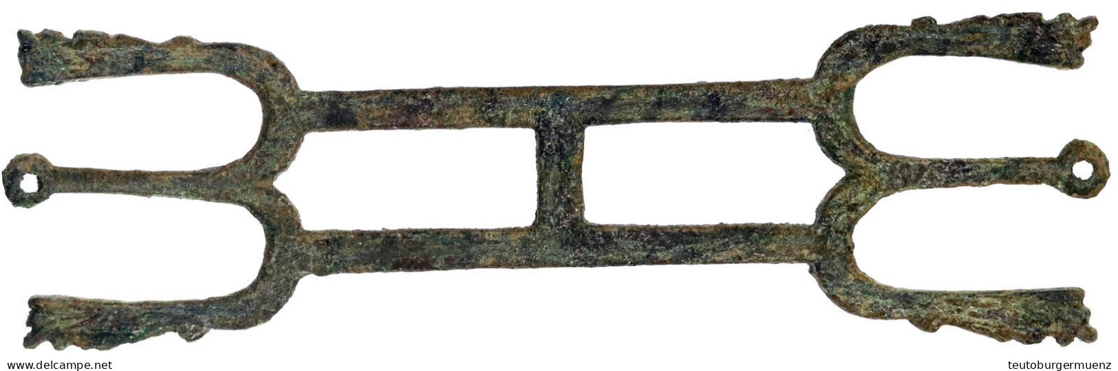 Sogenannter "Brombeerstrauch" Oder "Kan Tun" Oder "Tai Hao Pi". H-förmiges Bronze-Gestell Mit Drachenkopfenden Und Öse A - Cina