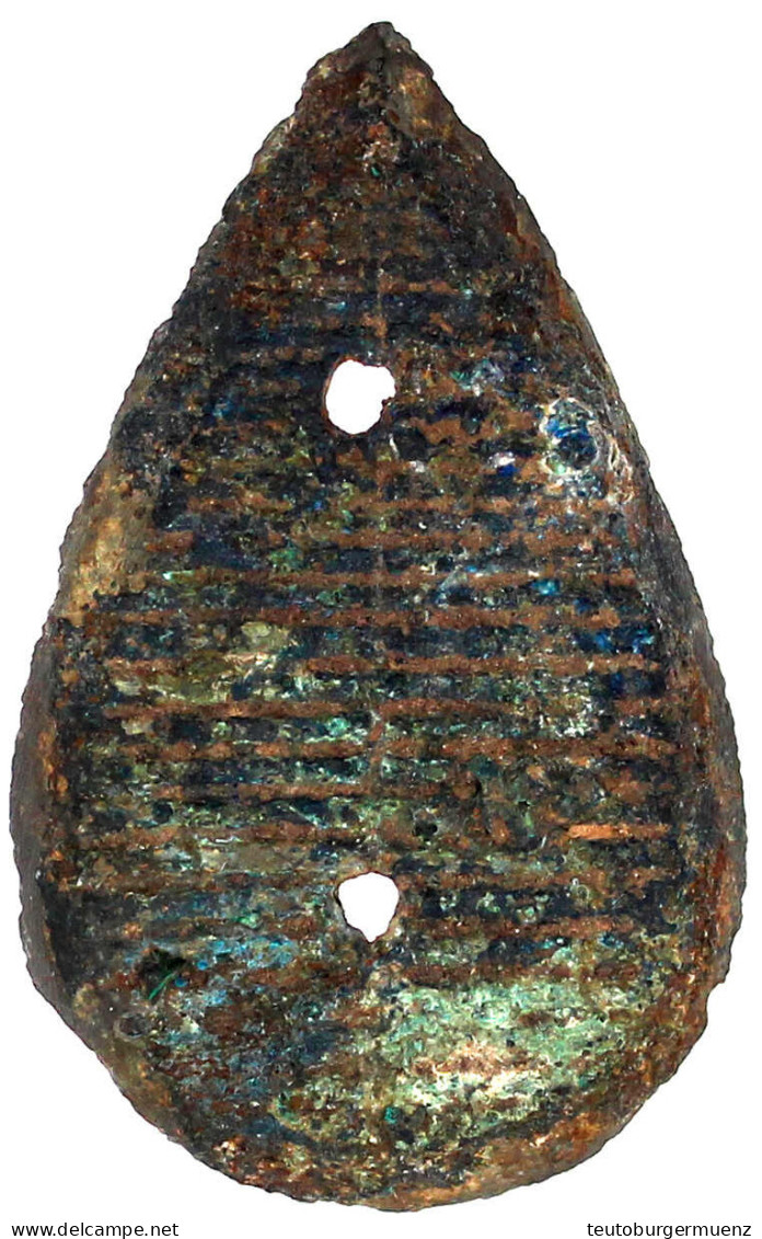 Kauri-Imitation Bronze Mit Querlinienmuster, In Außergewöhnlicher Größe Und Gewicht. 45 X 28 Mm; 6,86 G. Zweifach Geloch - Chine