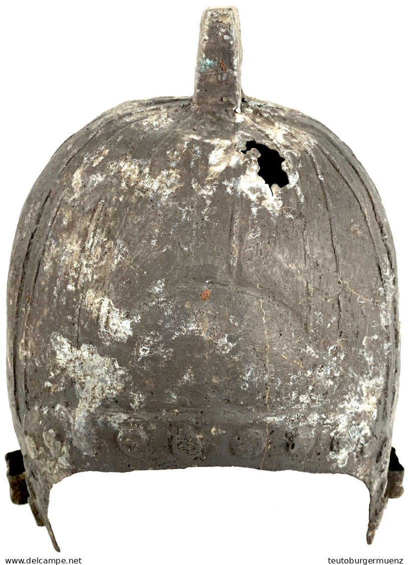 Bronze-Helm, Chunqiu-Periode 800/500 V. Chr. Mit Kreisförmigen Verzierungen. Höhe 30 Cm. Sehr Schön, Kl. Löcher Exemplar - Cina