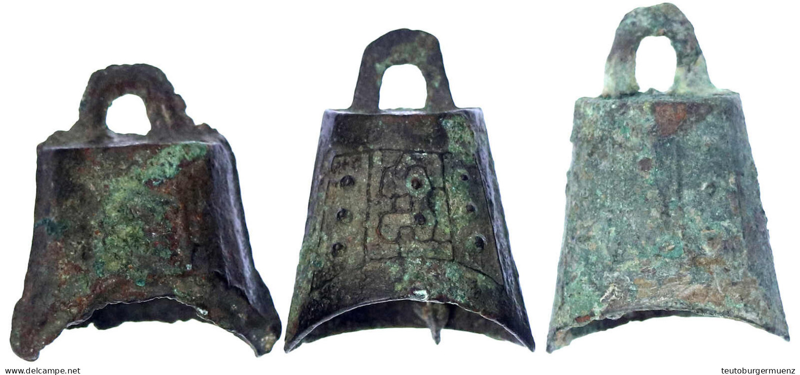 3 X Bronze-Glockengeld, Wohl Chunqiu-Periode Ca. 770/446 V. Chr. Kleine Form Mit Ornamentierung. Breite 27, 28 Und 29 Mm - Cina