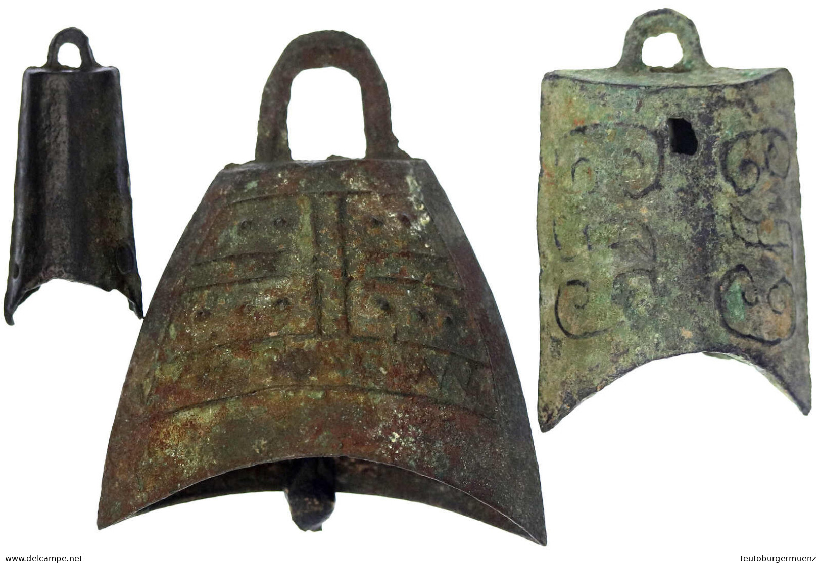 3 X Bronze-Glockengeld, Wohl Chunqiu-Periode Ca. 770/446 V. Chr. Hohe Form Mit Ornamenten, Höhe 58 Mm; Große, Geschwunge - China