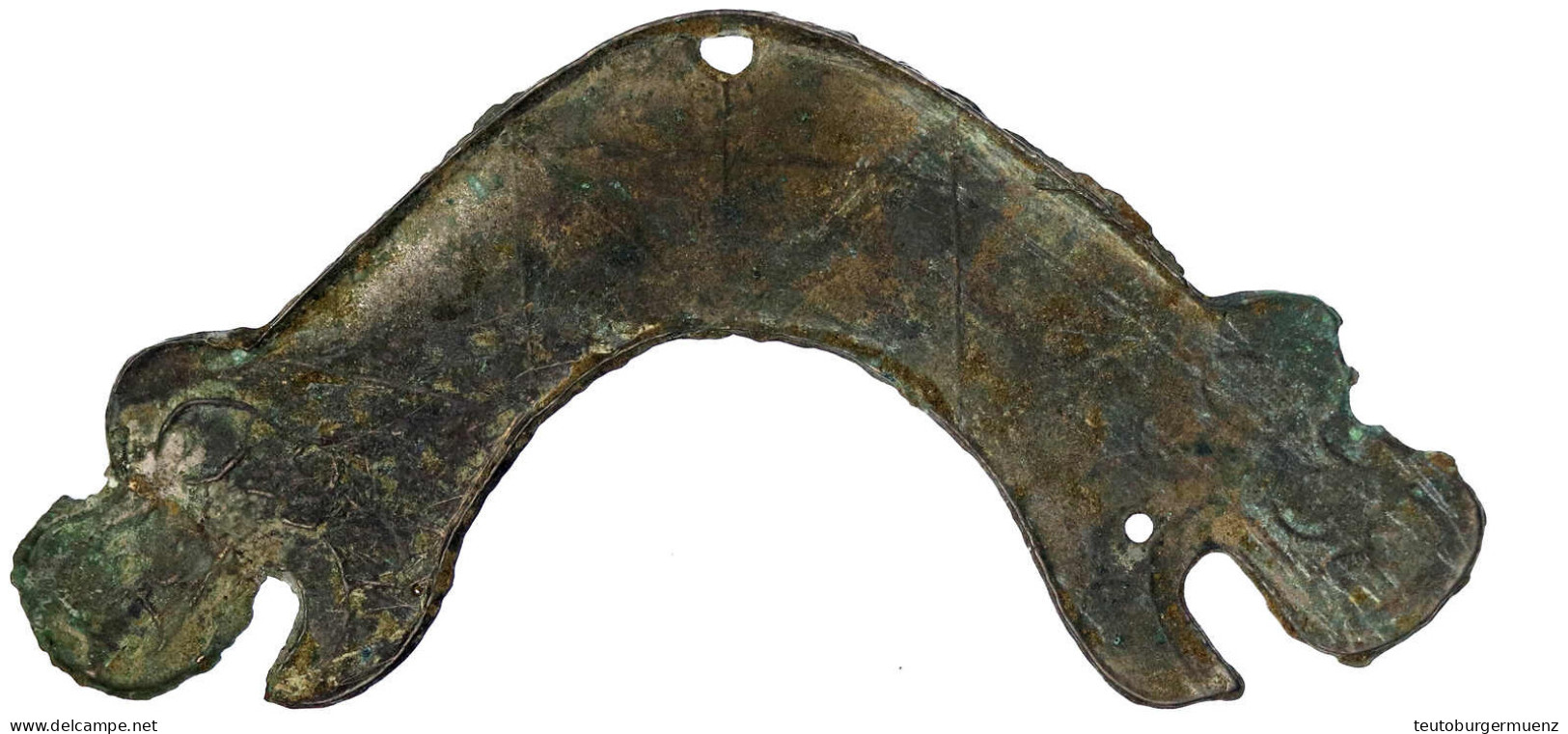 Bronze-Klangplattengeld Der Chunqiu-Periode Ca. 770/476 V.Chr. 138 Mm. Mit Drachenkopfenden, Oben Lochung. Sog. "ching". - Chine