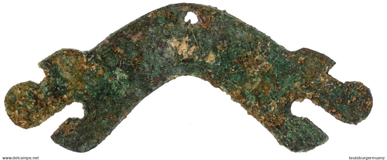 Bronze-Klangplattengeld Der Chunqiu-Periode Ca. 770/476 V.Chr. 112 Mm. Mit Drachenkopfenden Und Rautendesign, Oben Lochu - Cina