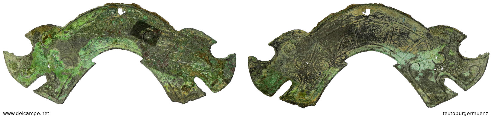 Bronze-Klangplattengeld Der Chunqiu-Periode Ca. 770/476 V.Chr. 112 Mm. Drachenkopfenden Mit "Nashorn"-Nasen, Oben Lochun - Chine