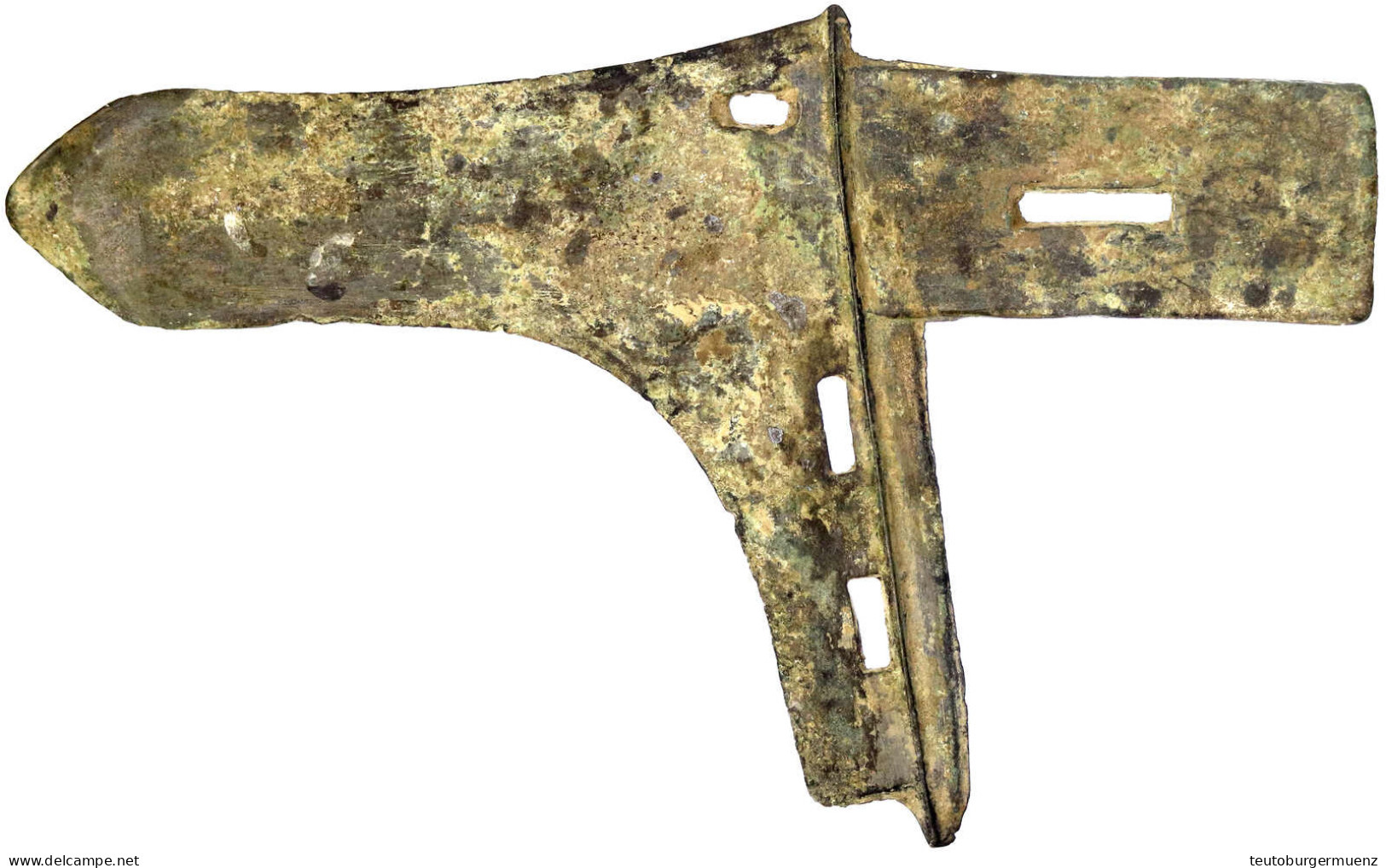 Bronze-Axt, Sogenanntes "Ge" (= Hellebarde) Des Staates Yue Um 475/220 V. Chr. 153 X 95 Mm. Intakt, Grüne Patina - Cina