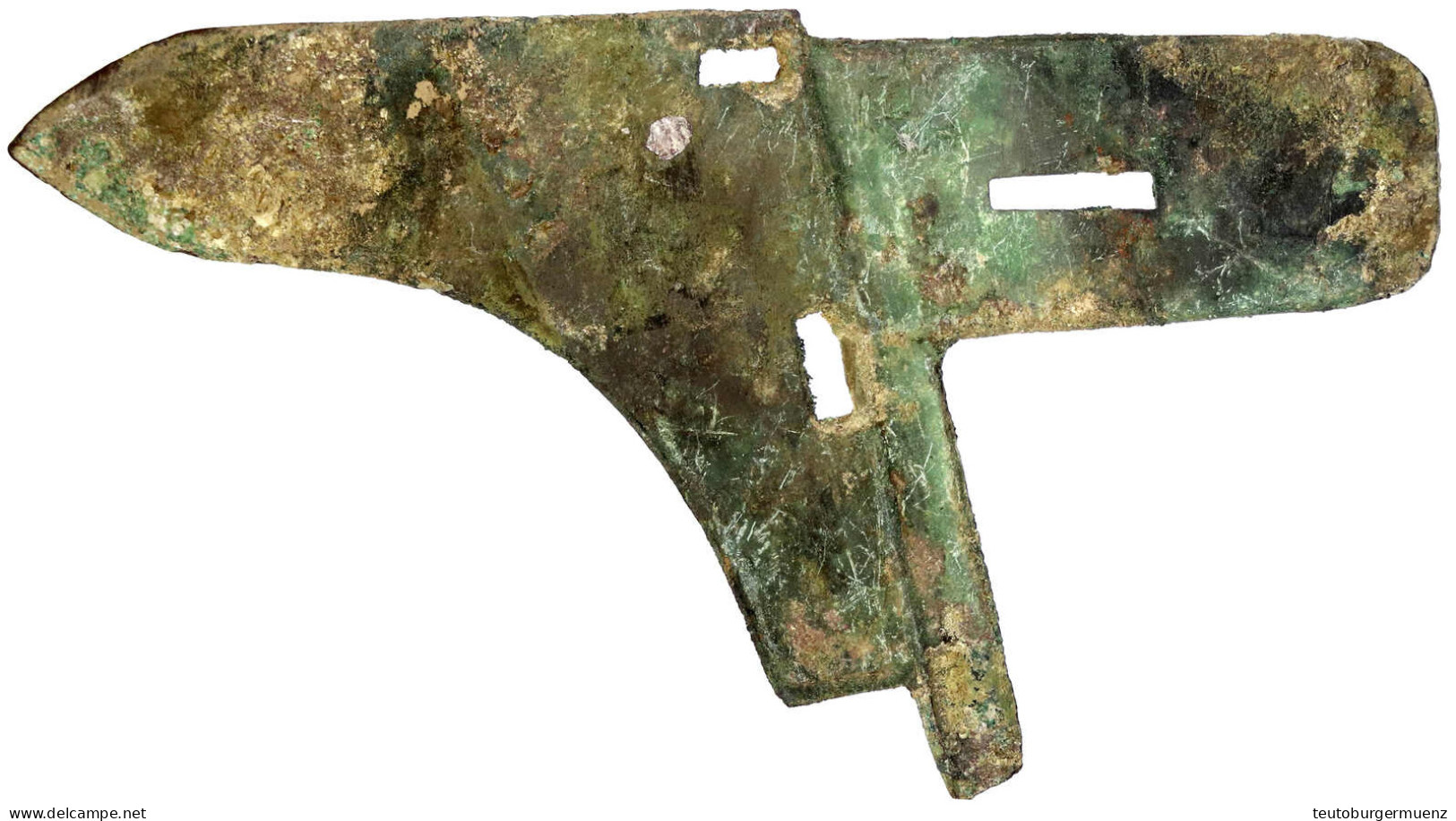 Bronze-Axt, Sogenanntes "Ge" (= Hellebarde) Des Staates Yue Um 475/220 V. Chr. 149 X 83 Mm. Intakt, Grüne Patina - Chine