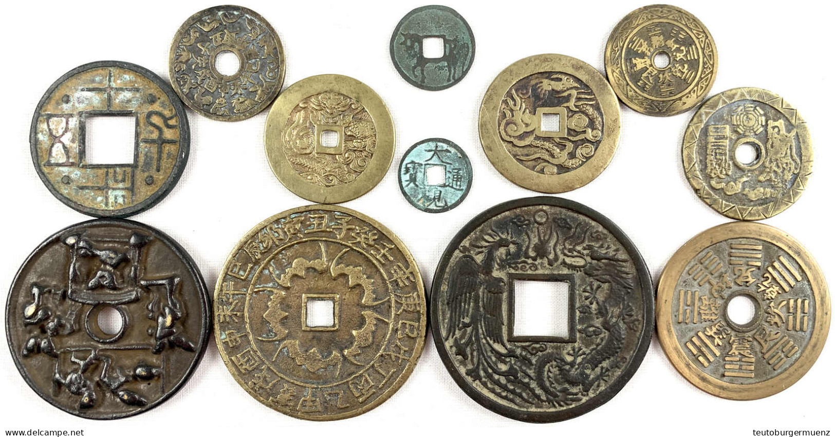 12 Bronzegussamulette Der Han- Sung-, Ming- Und Qingdynastien. 27 Bis 67 Mm. Teils Originale, Teils Nachgüsse Des 20. Jh - Chine