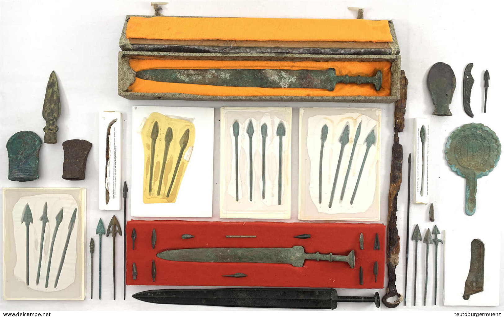 Kl. Sammlung Von 46 Artefakten Aus Bronze Und Eisen. Spiegel, 2 Kämme (?), 3 Beile, 4 Schwerter, Eine Speerspitze, 35 Ar - Chine