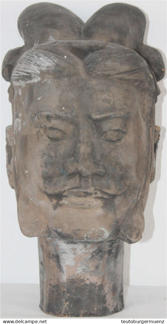 Gute Terrakotta-Replik Des Kopfes Eines Xian-Kriegers Aus Dem Mausoleum Qin Shihuangdis. Höhe 44,5 Cm. Leichte Bestoßung - Chine