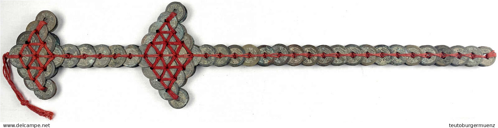 Münzschwert, Bestehend Aus Ca. 100 Cash-Münzen Der Qing-Dynastie. Länge 52 Cm. Sehr Schön - Chine
