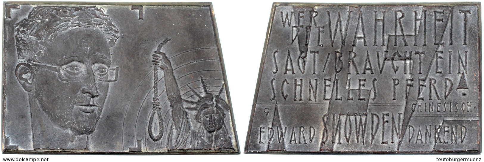 Geschwärzte Bronzegussplakette O.J.(2013) Auf Edward Snowden, Den "Whistleblower". Kopf Im Fokus, Rechts Die Büste Der L - Non Classés