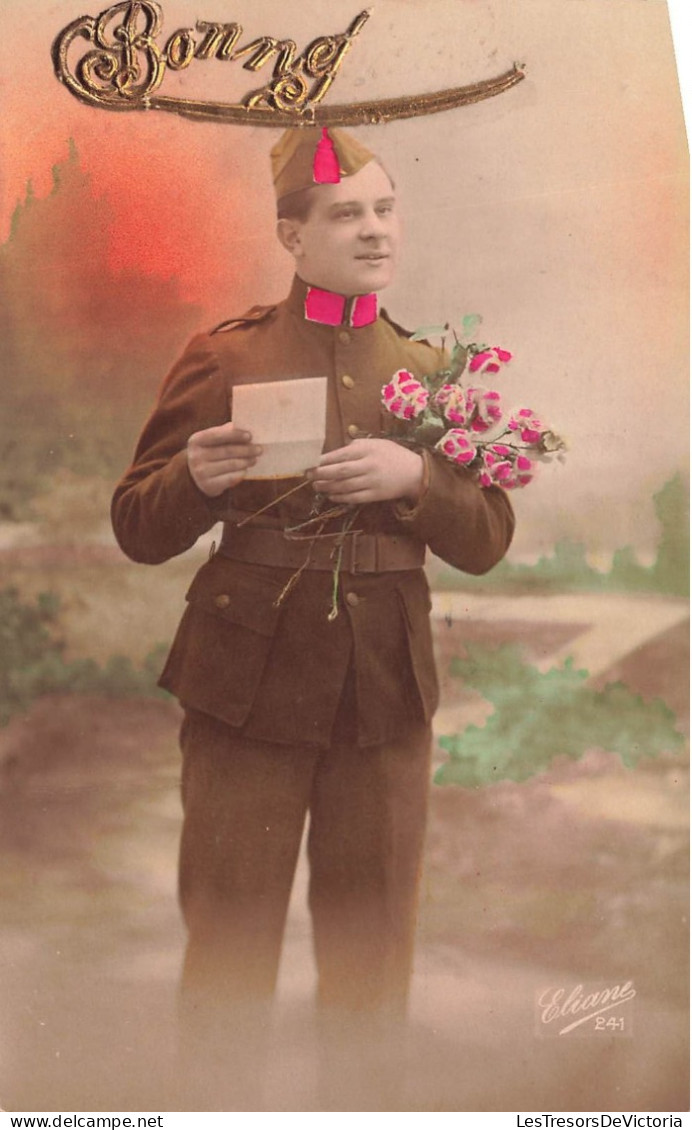 FANTAISIES - Un Militaire Tenant Un Bouquet De Fleurs Et Une Lettre - Colorisé - Carte Postale Ancienne - Hombres